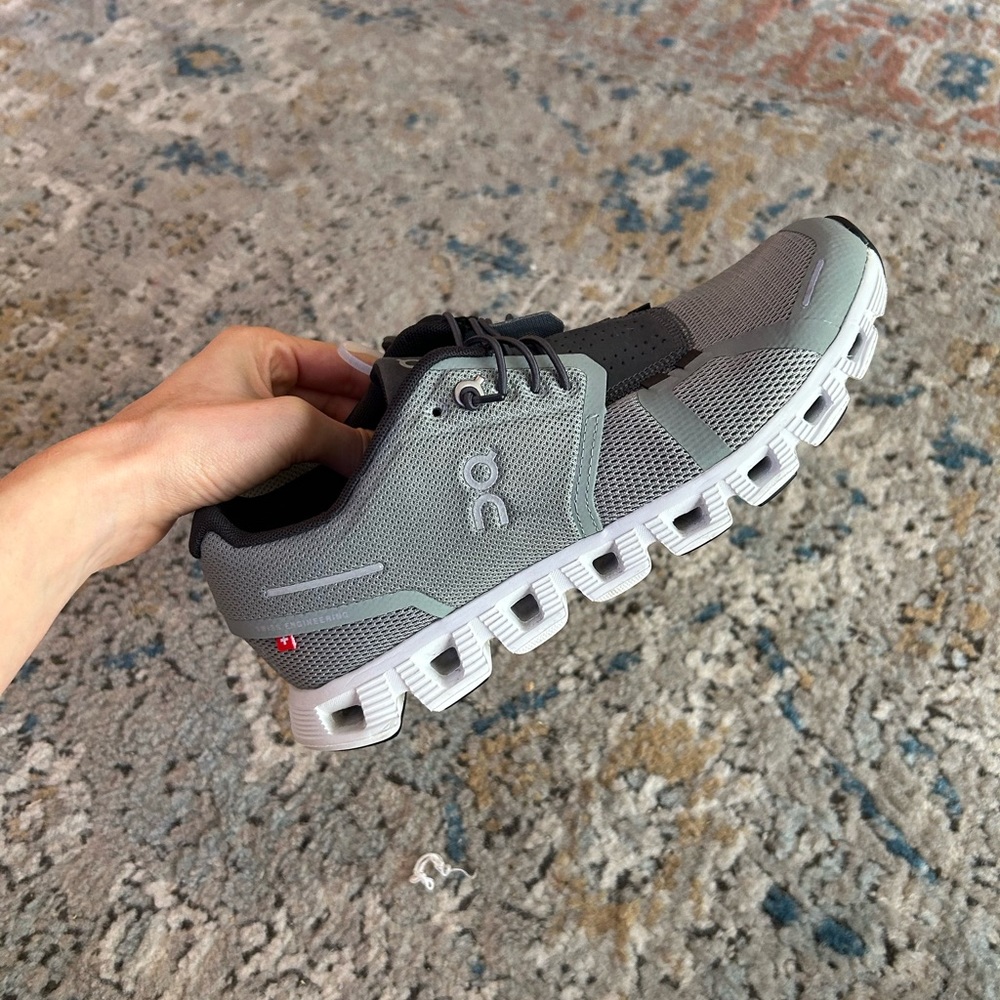 On Running Cloud 5 Size 7 brand new